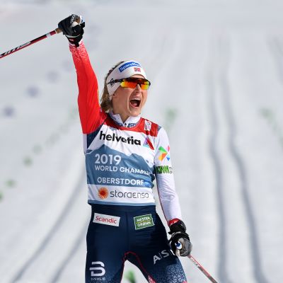 Therese Johaug tuulettaa kymmenettä henkilökohtaista maailmanmestaruutta Oberstdorfissa.