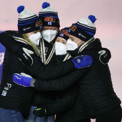Jasmi Joensuu, Johanna Matintalo, Riitta-Liisa Roponen ja Krista Pärmäkoski palauttivat Suomen mitalikantaan naisten viestissä neljän vuoden tauon jälkeen. Naisten viesti on ollut suomalaishiihtäjille kovin mitalisampo vuodesta 2005, jolloin MM-ohjelma sai nykyisen muotonsa.