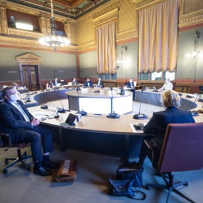 Hallitus neuvottelemassa.