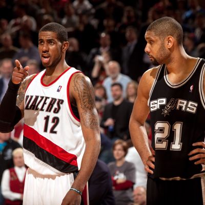 LaMarcus Aldridge (vas.) pelasi yhdeksän kautta Portlandissa. San Antonion Tim Duncan (oik.) oli usein hänen vastustajansa, myöhemmin kaksikosta tuli seurakavereita Spursissa.