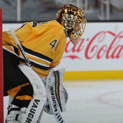 Tuukka Rask Bostonin maalilla.