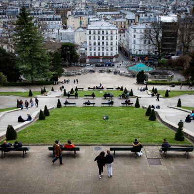 Turistit ovat pandemian aikana kaikonneet Euroopan kaupungeista. Kuvassa turistien normaalisti täyttämä Montmartren kukkula Pariisissa maaliskuun lopulla.