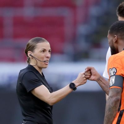 Hollannin Georginio Wijnaldum oli ainakin innoissaan, kun Stephanie Frappart jakoi tuomioita MM-karsintaottelussa Latviaa vastaan.