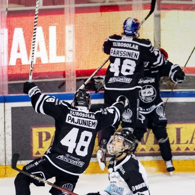 TPS:n pelaajat Lauri Pajuniemi (vas.) ja Juuso Pärssinen juhlivat Eemil Viron tekemää 1-1 -tasoitusmaalia 25.4.2021