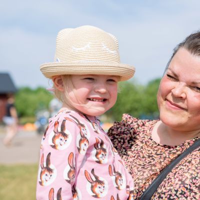 Äiti Tiina Teinilä-Pitkänen ja lapsi Alina Pitkänen.