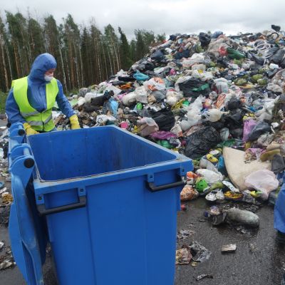 Sekajätetutkimuksen tekoa Sammakkokankaan jäteasemalla kesällä 2021