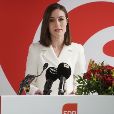 Sanna Marin puhumassa SDP:n tilaisuudessa.