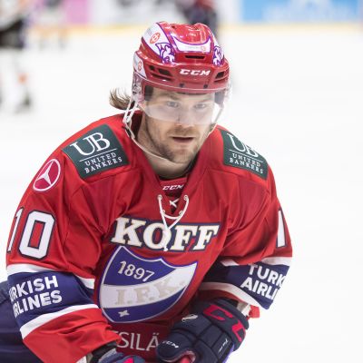 Mikko Kousa HIFK-paidassa.