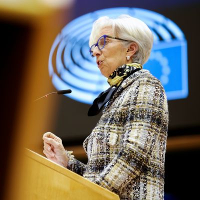 Christine Lagarde puhujanpöntössä.
