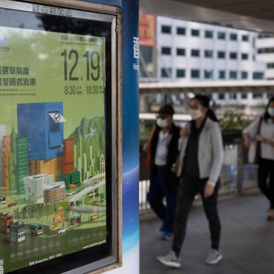 Vaalimainos kadulla Hongkongissa.