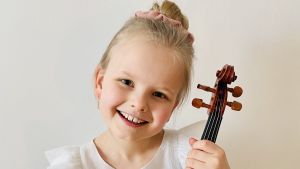 kuvassa viulisti Lilja Haatainen