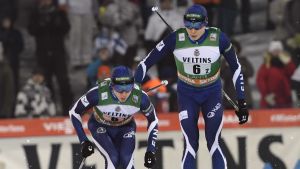 Kan det bli medalj i kombinerat? En halv, säger Micke Oivo. Ilkka Herola och Eero Hirvonen.