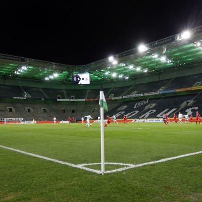 Pelaajia tyhjällä stadionilla.