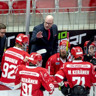 Sportin päävalmentaja Risto Dufva ohjeistaa pelaajiaan.