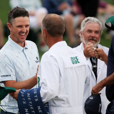 Justin Rose nauraa. Ihmiset onnittelevat häntä hyvästä kierroksesta kätellen.