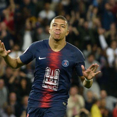 Kylian Mbappe juhlii maalia PSG-paidassa.