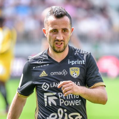 Erfan Zeneli vuonna 2017 SJK-paidassa.