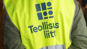 Industrifacket har varslat om strejk och medling pågår så gott som dagligen inom flera branscher. En person bär en väst med texten Teollisuusliitto.