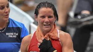 Mira Potkonen och tränaren Maarit Teuronen efter EM-finalen i Bulgarien. Mira Potkonen och tränaren Maarit Teuronen.