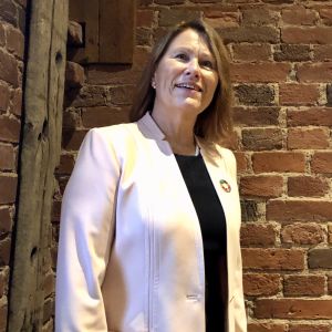 Grete Faremo, högsta chef för UNOPS, på besök i Helsingfors. Leende Grete Faremo i inomhusbild.