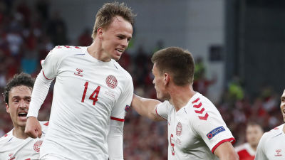 Mikkel Damsgaard och Joakim Mæhle jublar.