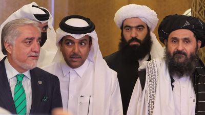 En bild på afghanska fredsförhandlaren Abdullah och hans talibanska motparter.