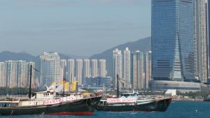 Mer än tiotusen människor arbetar i Hongkongs högsta skyskrapa. Många av dem är bankirer som kan göra mer än 70 timmar långa arbetsveckor. Mer än tiotusen människor arbetar i Hongkongs högsta skyskrapa. Många av dem är bankirer som kan göra mer än 70 timmar långa arbetsveckor.