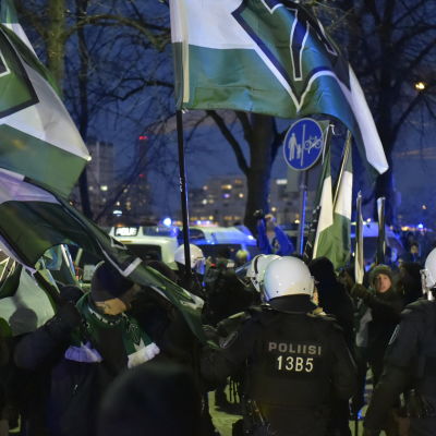 Nazistiska Nordiska motståndsrörelsen demonstrerar under Finlands självständighetsdag i december 2016. 
