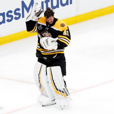 Tuukka Rask tuulettaa 1. Stanley cup-finaaliottelun jälkeen