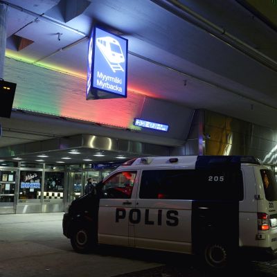 Polisinsats efter skottlossning på Myrbacka station i Vanda.