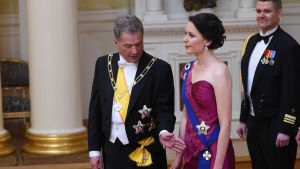 Presidentfruns val av balklänning är alltid i blickfånget. Den här bilden är från år 2015. Presienten med maka står på en röd matta