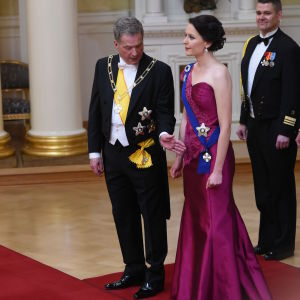 Presidentti Niinistö ja rouva Jenni Haukio vuoden 2015 Linnan juhlien punaisella matolla.