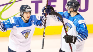 Aarne Talvitie gjorde två mål i semifinalen. Aarne Talvitie jublar.