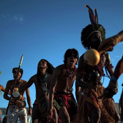 Invånare från Brasiliens ursprungsbefolkning som demonstrerar.