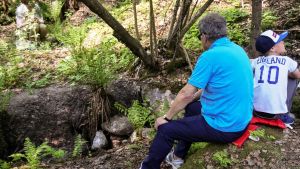 Puron solinaa keväisessä metsässä Presidentti Niinistö kuuntelen porun solinaa lasten metsäretkellä.