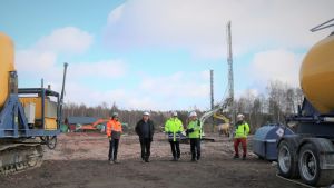 Bland maskinerna Jari Kekkonen, Teknirak Oy, Jussi Taskinen, Projekti MGT Oy, Kimmo Laulajainen, Oy Göran Hagelberg Ab och Peter Bergman och Mikael Wikström från Ingå kommun. byggare står mellan stora maskiner
