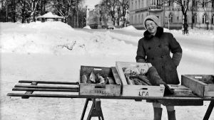 Fiskförsäljning på torget under 1960-talet. LFA, Lovisa fiskandelslag. Fiskhandlare på Lovisa torg 1960-talet.