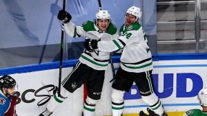 Joel Kiviranta firar sitt hattrickmål. Joel Kiviranta (till vänster) och Denis Gurjanov firar segermålet.