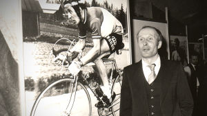Harry Hannus hörde till den absoluta eliten i nästan 20 år och är fortfarande den mest framgångsrika herrcyklisten i Finland. Harry Hannus stående framför en plansch ned honom cyklande
