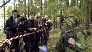 År 2003 tjänstgjorde Victoria tre veckor i den svenska armén. Kronprinsessan Victoria gör sin värnplikt 2003.