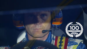 Marcus Grönholm med logon för Finlands 100 största idrottsögonblick.