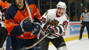 Ville Nieminen, här i farten för Chicago Blackhawks. Ville Nieminen i Chicago Blackhawks spelskjorta i rinken. Bilden från 2004
