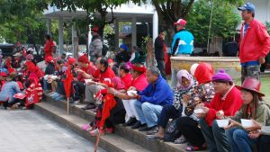 Så kallade rödskjortor blir bjudna på lunch innan de deltar i en småskalig demonstration i staden Ubon Ratchathani nära gränsen till Laos. Rödskjortorna representerar bland annat jordbrukarna i nordöstra Thailand. Thailändska så kallade rödskjortor samlas till en småskalig demonstration.