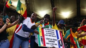 Eufori då Senegal slog Frankrike Senegalfans firar med flaggor och plakat 2002