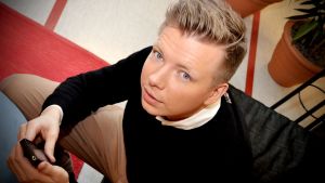Emanuel Karlsten tror att den manuella manipulationen av nyhetsflödet kan utmana våra invanda tankemönster.