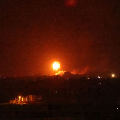 Tulipallo taivaalla Israelin Gazan kaistalle tekemän ilmaiskun jälkeen.