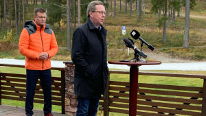Ministrarna Ville Skinnari (SDP) och Mika Lintilä (C) träffade turismföretagare i Kittilä i oktober. Elinkeinoministeri Mika Lintilä puhuu tiedotustilaisuudessa Kittilän Levillä, taustalla myös ulkomaankauppaministeri Ville Skinnari.
