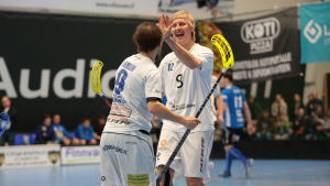Atte Huovinen och Miro Herlin firar lagets största seger så här långt. Atte Huovinen och Miro Herlin firar lagets största seger så här långt.