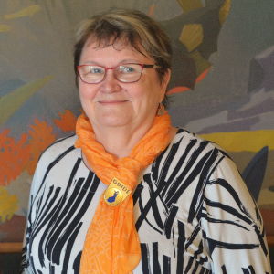 Marja-Leena Tamminen är lokal guide i Fredrikshamn. Mia Aitokari och Marja-Leena Tamminen i Fredrikshamn.