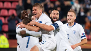 Kanerva ser inte risk för överladdning trots otrolig iver i laget. Finlands fotbollslandslag jublar.